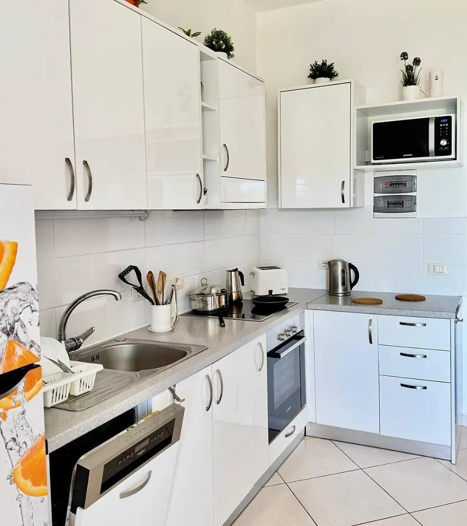 Orange Corner Apartment Sarandë